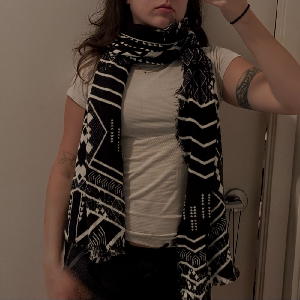 CODELLO 100% Acrylic Black & White Patterned Scarf